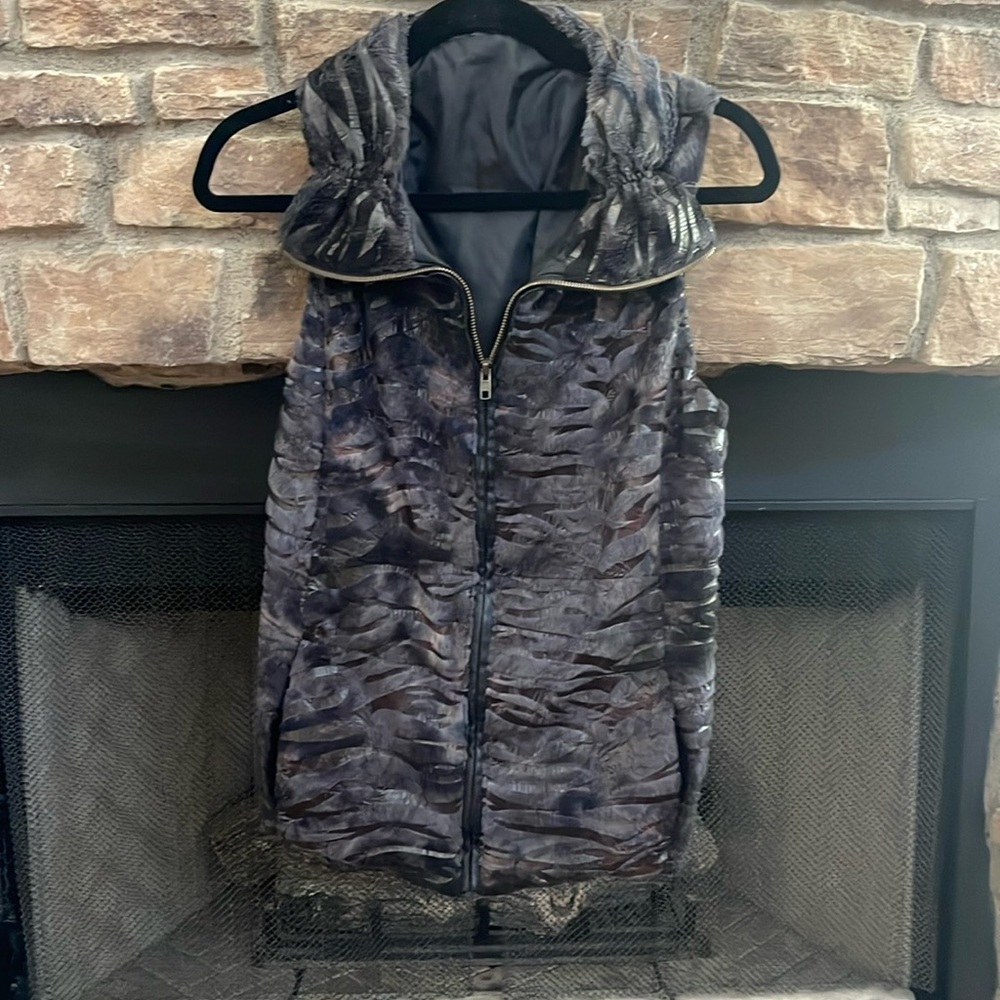 NWOT black and brown vest with pockets and back has elastic band in back Medium